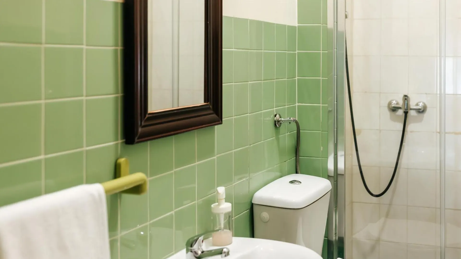 Homestay Aquilla Family Room 204 Lisbon Portugal